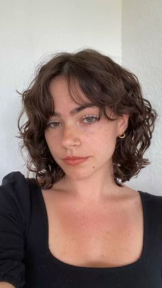 Short Wavy Haircuts For Brunettes Short Layered Womens Hair, Curly Wavy Bob With Bangs, Short Wavy Haircuts, Haircut Inspo, Natural Curly Hair Cuts, Curly Hair Photos, Wavy Haircuts, Short Curly Haircuts