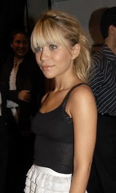 Ashley Olsen Hair, Olsen Hair, Hair Inspiration Bangs, 2006 Fashion, Olsen Sisters, Mary Kate Ashley Olsen, Mary Kate And Ashley Olsen, Mary Kate And Ashley