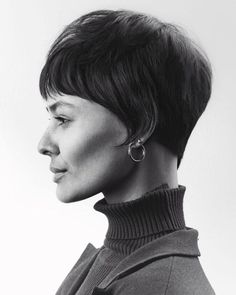 Quale taglio scegliere su capelli corti e cortissimi 💇🏻‍♀️ 90s Bixie, 90s Haircuts, Perfect Bangs, Asymmetrical Bangs, Pixie Cut With Bangs, Asymmetrical Pixie, Latest Hair Trends, Pixie Styles, Wispy Bangs