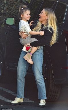 Hilary Duff Pregnant, Peyton Clark, Disney Queens, Hillary Duff, Big Hug, Hilary Duff, Hugs And Kisses, Big Hugs, The Duff