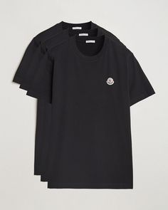 Aus Bio-Baumwolle hergestellt. Stoffpatch auf der linken Brust mit dem ikonischen Logo. Rundhalsausschnitt. Geripptes Bündchen am Ausschnitt. Luxury Black T-shirt With Logo, Salehe Bembury Moncler, Moncler Grenoble Women, Moncler Genius Collection, Thom Browne, Logo T Shirt, Lanvin, Giorgio Armani