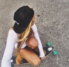 Outfit With Cap, Skater Chick, Skater Girl Style, Skate Girl, Longboard Skateboard, Skateboard Girl, Skater Girl, Skate Style, Burton Snowboards