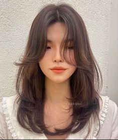 Mid Length Hair With Layers And Bangs Brunette, Short Layers Face Framing Layers And Curtain Bangs, Sholdure Length Hair Layers, Cute Haircuts Korean, Med Hairstyles For Women Shoulder Length, Cute Haircuts Round Face, Oval Face Asian Haircut, Layered Haircut For Shoulder Length Hair, Medium Length Layered Hair With Wispy Bangs