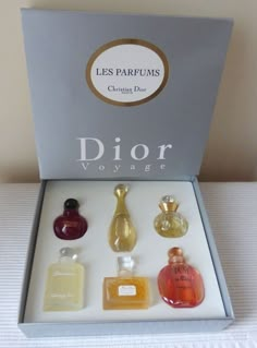 Koleksi Parfum, Perfume Dior, Penyimpanan Makeup, Inspiration Tattoos, Perfume Collection Fragrance, Dior Perfume, Beautiful Perfume Bottle, Beautiful Perfume, Perfume Scents