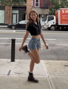 Date Outfits Fancy, High Waisted Relaxed Jeans Outfit, 21st Birthday Outfits Aesthetic, Grey Oversized Tshirt Outfits, Fall Outfits In Hot Weather, Paint Date Outfit, Big Shoes Outfit, Shorts With Black Boots, Summer Date Outfit Ideas