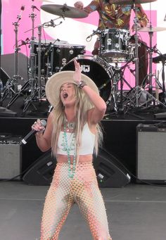 Our Original Coverage of the CMA FEST 50 2023 kicked off to the awesome sounds of Lainey Wilson performing at the Chevy Riverfront Stage in Nashville, TN. Lanie Wilson Style, Lainey Wilson Concert Outfits Summer, Lainey Wilson Pictures, Lainey Wilson Hair, Lainy Wilson