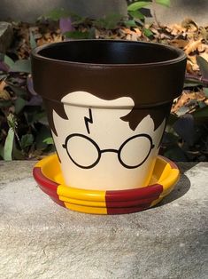 a harry potter pot with glasses on it