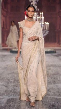 Mendhi Brides, Somali Guntino, Chicken Saree, Indian Bridal Lengha, Tarun Tahiliani Saree, Lucknowi Saree, Cream Sari, Wedding Trousseau, Bridal Lengha