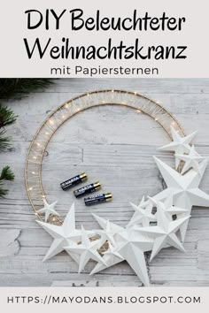 an origami star wreath with three batteries on it and the words diy beleuteter weihnachkrarnz mit papiettenn