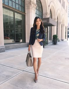 summer work outfit Outfits Mit Leggings, Heels Work Outfit, Spring Outfit Women, Outfit Petite, Business Professional Outfits, Professional Work Outfit, Walking Down The Street, Business Formal Dress, Summer Work Outfits