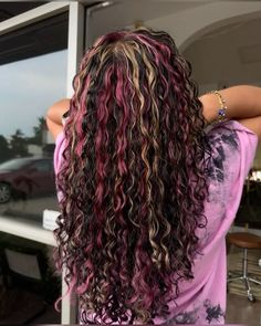 One Stripe Of Color In Hair, Hair Highlights For Red Hair, Curly Hairstyles Color Highlights, Colored Stripes In Hair, Long Curly Hair Dye Ideas, Curly Hair Color Ideas Highlights Red, Curly Dyed Hair Highlights, Hairdye Inspo Curly Hair, Pink Dyed Curly Hair