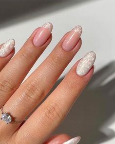 Oyster nails are the pearlescent manicure trend taking over TikTok. Here Greece Nails, Velvet Nails, Nagellack Trends, Water Color Nails, Her Nails, Pearl Nails, Bride Nails, Neutral Nails, Bridal Nails