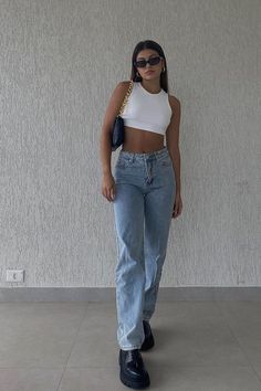 combinação básica com calça jeans e cropped Preppy Skirt Outfits, Outfits Con Jeans, Looks Jeans, Tennis Skirt Outfit, Mom Jeans Outfit, Elegante Casual, Basic Outfits, Mode Inspiration, Stunning Dresses