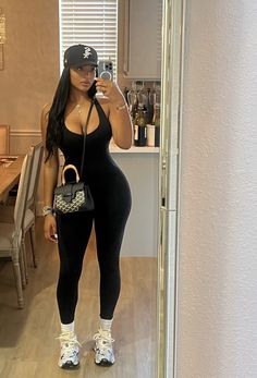 Gucci Outfit Black Women, Orlando Trip Outfits, Baddie Preppy Outfits, Woman’s Street Style, Hat With Dress Outfits, Athlesiure Fits Aesthetic, Styling Baseball Caps, Casual Outfit With Hat, Play Suit Outfit