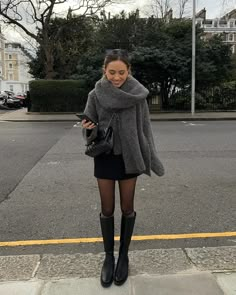 Instagram Zurich Autumn Outfit, Winter Outfit With Black Boots, Rainy Day Autumn Outfit, Charlotte York Fall Outfits, Kate Hutchins Winter, Kate Hutchins Outfit, Dublin Outfit Winter, Black Rainboots Outfit, Winter Outfits Black Boots