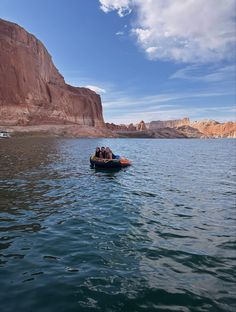 lake powell, friends, tubing, houseboat Aesthetic Lake, Beach Boat, River Trip, Birthday Babe, Lake Beach, Lake Powell, Houseboat, Jet Ski, Lake Life