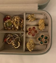 Rings Gold Aesthetic, Gold Aesthetic Jewelry, Maximalist Jewelry, Xoxo Jewelry, Chunky Jewellery, Gem Rings, Crystal Jewelry Necklaces, Flower Rings, Ring Display