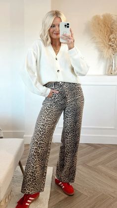 Leopard Joggers Outfit Winter, Light Plaid Pants Outfit, Cheetah Barrel Jeans Outfit, Styling Cheetah Pants, Cheetah Print Heels Outfit, Winter Outfits Funky, Leapord Pants Fit, Denim And Leopard Outfit, How To Style Leopard Print Jeans