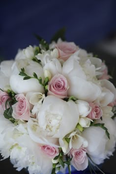 a bouquet of white and pink flowers in a blue vase