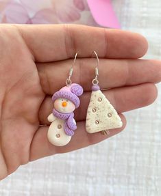 Cute snowman Christmas earrings made from polymer clay. With a snowman and a Christmas tree. Since we do not use molds or forms, the models may slighly vary from the picture. They measure about 3.5 cm without hooks.  * Each product comes in a cute packaging. * Visit our shop to see all the products: https://www.etsy.com/shop/nahootdesignshop/?etsrc=sdt Secret Santa Gift, Jewelry Christmas, Snowman Christmas, Cute Snowman, Christmas Earrings, Secret Santa Gifts, Cute Packaging, Secret Santa, Christmas Snowman