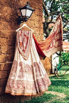 Gujarati Bride Traditional, Panetar Lehenga Gujarati, Gujarati Wedding Lehenga, Ritu Kumar Bridal, Mehendi Look, Gujarati Bride, Bride Lehenga, Eastern Wear