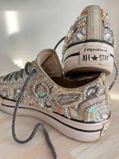 Shoe Embroidery Ideas, Beaded Sneakers, Upcycle Shoes, Embroidery Sneakers, Art Sneakers, Customized Clothes, Embellished Sneakers, Diy Sneakers, Beaded Shoes