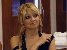 Nicole Richie Bangs, Messy Hair Styles, Nicole Richie Fashion, Nicole Richie Hair, Casual Hair, Bangs Ponytail, Blonde Bangs, Hair Inspiration Long, Pony Tails