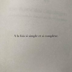 an open book with the words la fois simple et complexe