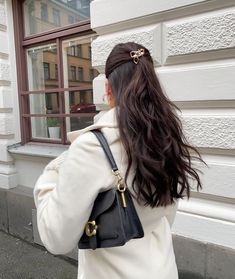 Hairstyles With Claw Clip, Hair Goals Aesthetic, Old Money Hairstyles, Thanksgiving Hairstyles, Thanksgiving Hair, Goals Aesthetic, Christmas Hairstyles, Christmas Hair, Aesthetic Hair