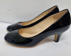 OCHENTA Women's Kitten Heels Black Courts Size Uk6.5. New BRAND; OCHENTA STYLE; COURT HEELS COLOUR; BLACK SIZE; UK6.5 FEATURES; ROUND TOE /2.5inch KITTEN HEEL/ Sole Material Rubber Shaft Height Ankle Outer Material Synthetic Inner Material Manmade OUR REF BB 5117 ADDITIONAL POSTAGE COST TO POSTCODES STARTING: BT, GY, PA, KA, JE, IM, PO, IV, HS, PH, KW, ZE, AB, FK Black Low Heels, Navy Pumps, Visual Archive, Black Heels Low, Black Kitten Heels, Cute Shoes Heels, Low Heel Pumps, Court Heels, Vintage Heels