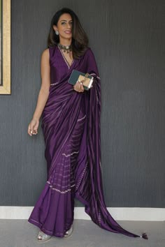 Diwali Outfits Saree, Sleeveless Blouse And Saree, Saree For Best Friends Wedding, Latest Silk Saree Trends 2024, 2024 Saree Trends, Violet Blouse Designs, Diwali Saree Look Traditional, Violet Blouse Designs For Saree, Saree For Friends Wedding