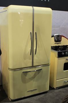 an old fashioned refrigerator and stove are on display