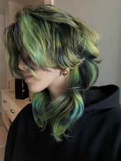 Brown Hair Color Blocking, Unique Hair Color Combos, Hair With Tips Dyed, Cool Hair Colors For Short Hair, Dyed Hair Multicolor, Layered Dyed Hair, Jellyfish Haircut Wavy, Pigeon Hair Dye, Hair Due Ideas