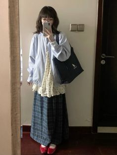 Shojo Fall Outfit, Outfit Packing Ideas, Japan Street Style Winter, Lamp Inspired Outfits, K Fashion Aesthetic, Japanese Layered Fashion, Fall Korean Outfits, Sawako Outfit