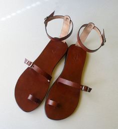 Sandals Red Dress Shoes, Leather Studio, Handmade Leather Sandals, Handmade Sandals, Minimalist Shoes, Womens Summer Shoes, Skateboard Art, Greek Sandals, Toe Ring