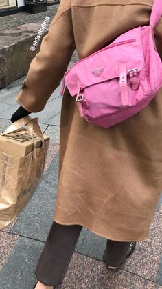 Pink Bag Outfit, Pink Bags Outfit, Prada Messenger Bag, Bag Obsession, Dream Bags, Oui Oui, Vintage Bag, Mode Inspo, 가을 패션