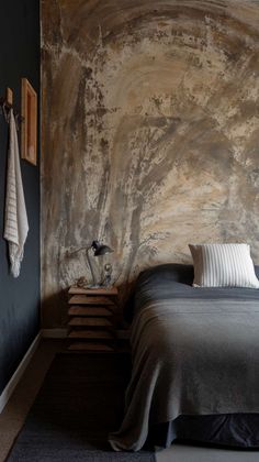 30+ Dark Cozy Bedrooms Large Bedroom Wall Decor Ideas, Wabi Sabi Bedroom Design, Belgian Modern, Rustic Bedroom Inspiration, Rustic Chic Home Decor, Modern Rustic Bedroom, Wabi Sabi Bedroom, Dark Cozy Bedroom, Zen Aesthetic