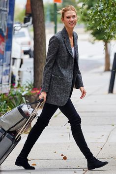 Stuart Weitzman Boots Outfit, Flat Boots Outfit, Outfits Leggins, Stuart Weitzman Lowland, Celebrity Shoes, Look Legging, Black Leggings Outfit