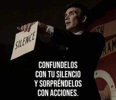 a man standing at a podium in front of a sign that reads, confundelos con tu slencio y sorprendelos con accones