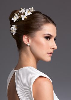 a woman wearing a white dress with flowers in her hair and the words casei on it