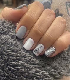 Grey Christmas Nails, Christmas Gel Nails, Silver Nails, Xmas Nails, Christmas Nail Designs, Minimalist Nails, Short Acrylic Nails, Love Nails