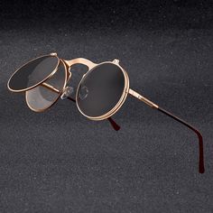 The Quill Steampunk Retro Round Vintage Men's Sunglasses from EFFENTII are the perfect combination of style and functionality. With their ultra-hip steampunk design, these shades will fill you with a sense of nostalgia while still making sure you look stylish as you stay safe in the sun. The unique shape fits every face, while providing excellent coverage for your eyes and blocking out UV Rays. If you are looking for a stylish, retro look that’s perfect for the summer, then look no further!! The Flip Sunglasses, Circle Glasses, Flip Up Sunglasses, Vintage Steampunk, Steampunk Sunglasses, Sunglasses Retro, Decoration Photo, Steampunk Design, Moda Vintage