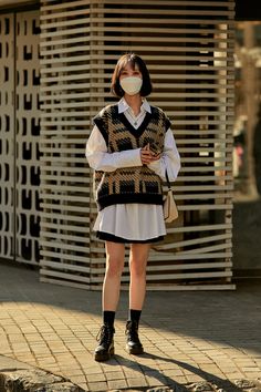 Japan Street Aesthetic Outfit, Japanese Women Fashion Style, Japanese Fashion 2023 Women, Japanese Fashion Style Women, Japanese Fashion Trends 2023, Korean October Outfit, Cute Japanese Street Fashion, Japanese Mode Fashion, Japan October Fashion