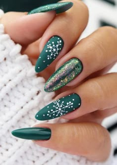 Whether you love dark green, emerald, or bling, these Christmas nail designs feature red-white accents and acrylic styles perfect for the season. Cute and seasonal nails for the holidays! Save this pin to your nail ideas board and visit the full article for more inspiration. Nail Noel, Nail Art Noel, Green Acrylic Nails, Red Christmas Nails, Winter Nails Acrylic, Cute Christmas Nails, Christmas Nails Easy, Christmas Gel Nails, Snowflake Nails