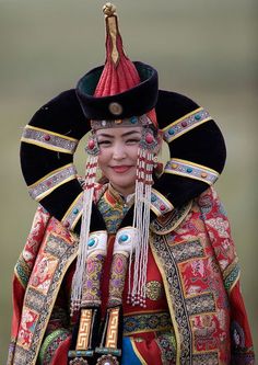 a woman dressed in traditional chinese costume and headdress