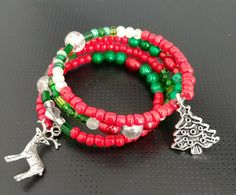 Memory Wire Christmas Bracelets, Holiday Jewelry Diy, Bracelets Inspiration, Yarn Bracelets, Red Beaded Bracelet, Red Bracelet, With Christmas Tree