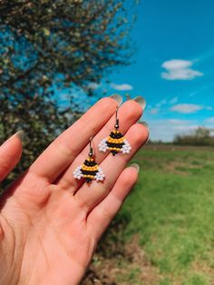 🐝🌸 Welcome Spring with these beautiful Honey bee Earrings! Adorned with adorable bees, these earrings are perfect for adding a pop of nature to any outfit. Handmade with intricate beadwork in a hippie style, they're sure to stand out as a unique and thoughtful accessory. 🌼  Whether you're dressing up for a special occasion or adding fun to your everyday look, these Beautiful Bees earrings are the perfect addition to your jewelry collection. The lightweight design makes them comfortable to wear all day long. 🌻  Each pair of Bee Bead earrings is carefully crafted with love and care, making them an ideal gift for any nature lover or bee enthusiast in your life. Make a statement with these stunning earrings and show off your love for bees and all things beautiful! 🌹 🔎Size of Earrings wit Boho Bee, Honey Bee Earrings, Bee Earrings, Earrings Cute, Earring Patterns, Stunning Earrings, Honey Bee, Hippie Style, Jewelry Earrings Studs