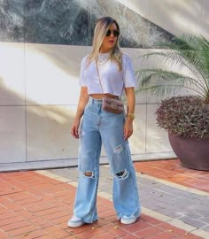 Smart Casual Jeans, Outfit Informal, Trending Bags, Wide Leg Jeans Outfit, Outfits Con Jeans, Modest Casual Outfits, Outfits For Mexico, Fendi Bag, 70s Vibes