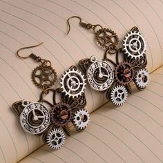 The steampunk effect produced by these Fantasy Butterflies gives these Earrings a sensational look. Steampunk has that romantic side that we love. These Mechanical butterfly Steampunk earrings perfectly mix industrial spirit and poetry. Ideal for women who like to be feminine while assuming their Punk side! Dangling ea Butterfly Steampunk, Fantasy Butterflies, Mechanical Butterfly, Steampunk Fashion Women, Steampunk Fairy, Be Feminine, Planet Earrings, Steampunk Clock, Steampunk Earrings