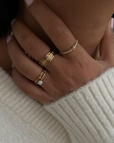 Golden Ring Aesthetic, Gold Ring Inspo Aesthetic, Jewelry Aesthetic Minimalist, Women Jewelry Gold, Ring Stack Minimalist, Gold Ring Combo, Gold Jewelry Brands, Stacked Gold Rings Aesthetic, Styling Rings Multiple